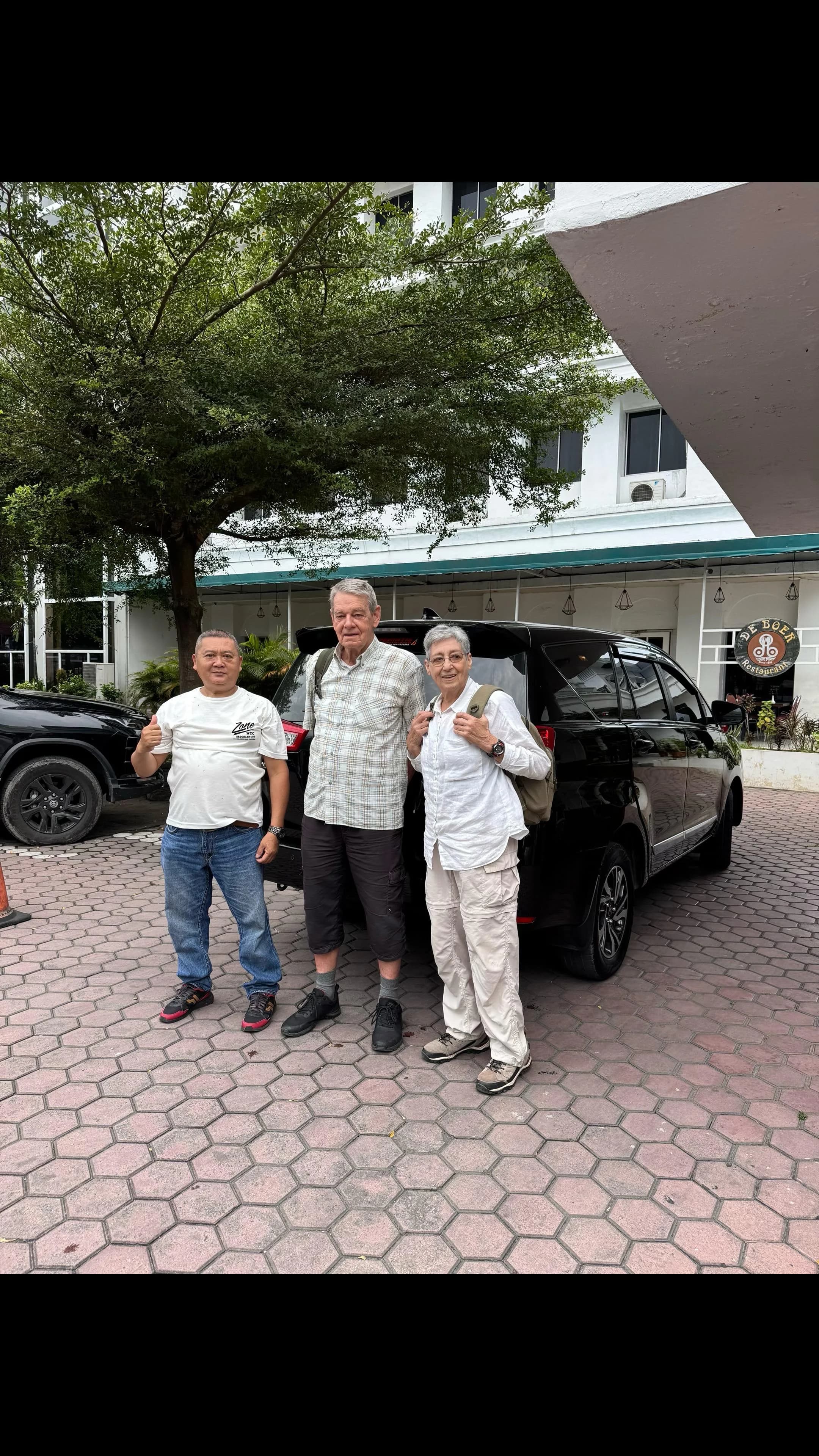 Tamu menikmati perjalanan dengan layanan mobil dan sopir Medina Rentcar
