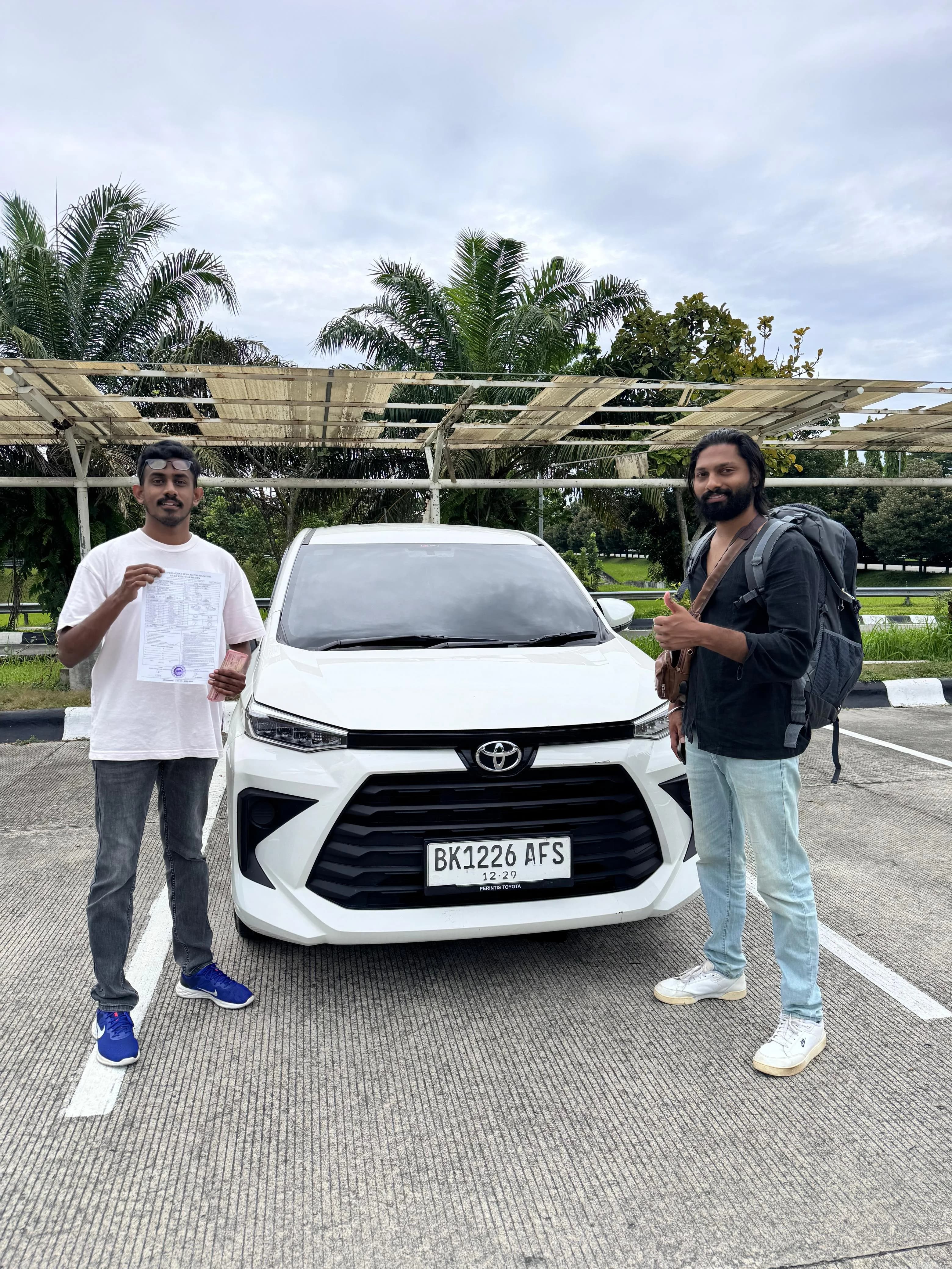 Pelanggan menerima mobil rental